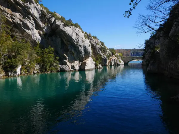 Güneydoğu Fransa 'daki Verdon geçitlerinin güzel manzarası. Uzakta taş bir köprü var.