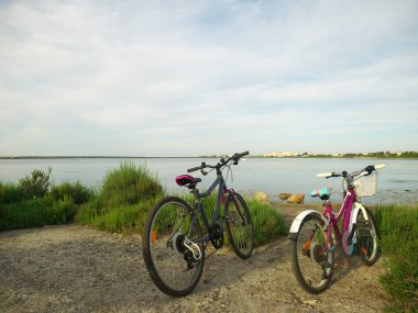 Göl kenarında park halindeki bisikletlerin yakın çekim görüntüleri.