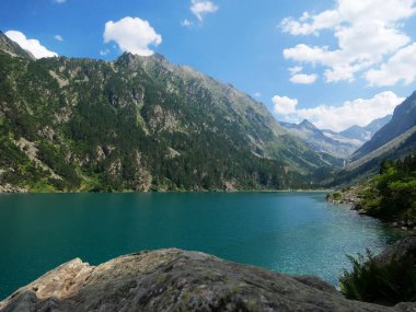 Fransa 'nın güneybatısındaki Pireneler Ulusal Parkı' ndaki Lac de Gaube manzarası