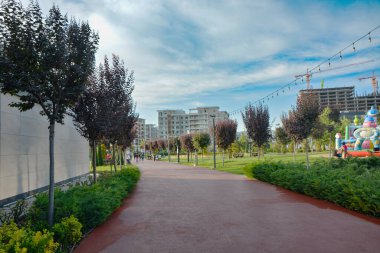 Taşkent, Özbekistan - 5 Mayıs 2023: Orta Asya. Taşkent şehri, Hilton Oteli 'nin yakınında bir yer. Yürüyüş sokağı.