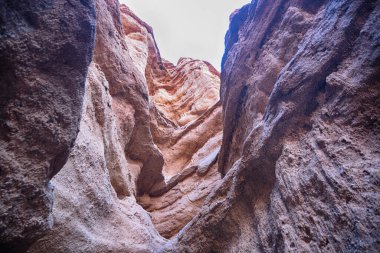 Sarı kırmızı kireçtaşından uçurumların güzel manzarası. Konochek, Kırgızistan.