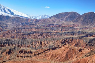 Sarı kırmızı kireçtaşından uçurumların güzel manzarası. Konochek, Kırgızistan.