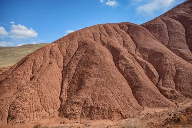 Sarı kırmızı kireçtaşından uçurumların güzel manzarası. Konochek, Kırgızistan.