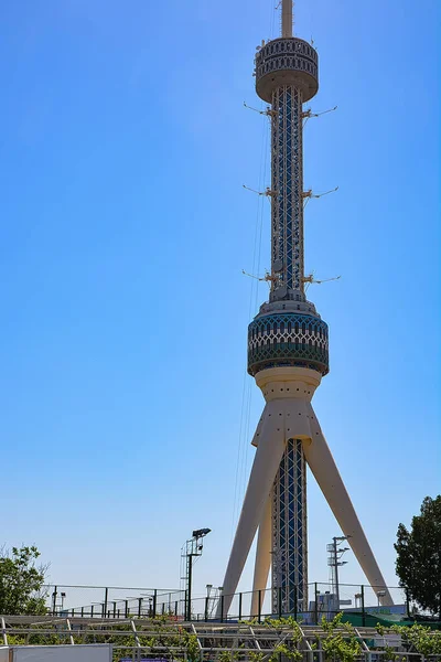 記念公園から見たタシュケントテレビ塔 ウズベキスタンのタシュケントでの表現の犠牲者へ — ストック写真