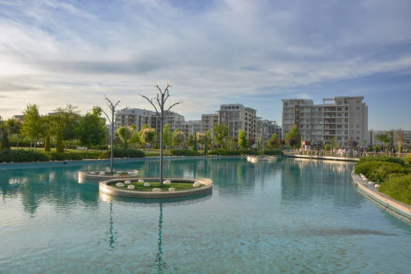 乌兹别克斯坦塔什干 2023年5月5日 新塔什干市公园池塘中倒影的美丽舞池 — 图库照片