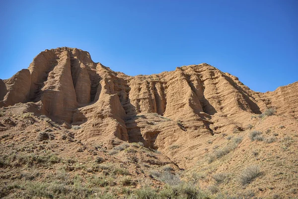 Hermosa Vista Los Acantilados Piedra Caliza Roja Amarilla Konochek Kirguistán —  Fotos de Stock