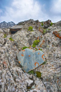 Dağlarda güzel bir taş kalp şekli. Terskey Alatoo Dağları, Tian-Shan, Karakol, Kırgızistan