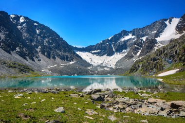 Muhteşem dağ manzarası, göl, dağlık arazi, zirve, güzellik dünyası. Teskey Alatoo dağlarındaki Asan Tukum Gölü, Tian-Shan, Karakol, Kırgızistan yakınlarındaki resim manzarası.