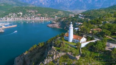 Görkemli dağlarla çevrili, gerçekten güzel bir sahil kasabasının nefes kesici hava manzarasının tadını çıkarın ve tecrübe edin.