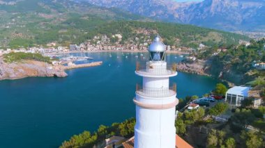 Tarihi bir deniz fenerinin nefes kesici bir görüntüsü. Huzurlu bir kıyı şeridine zarafetle bakıyor.