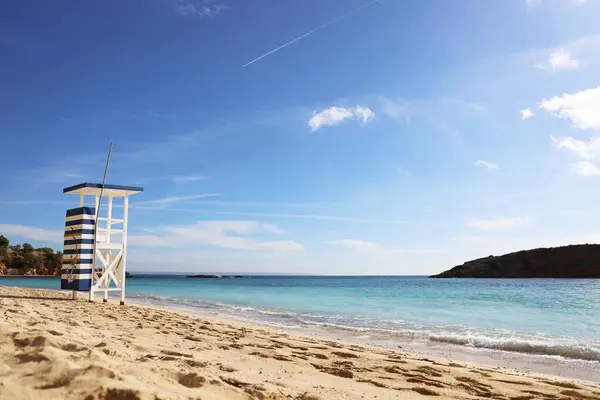 Sahildeki boş cankurtaran kulübesi. Güzel koy. Mayorka.
