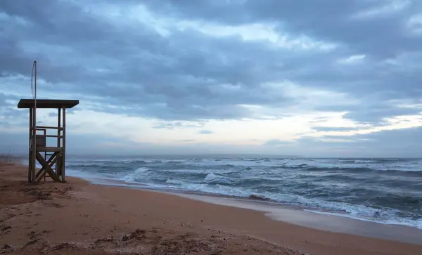 Kumsaldaki boş cankurtaran kulübesi. Güzel körfez, fırtına. Mallorca.