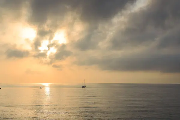 Denizde büyülü bir gün batımı, yalnız bir tekne. Yüksek kalite fotoğraf