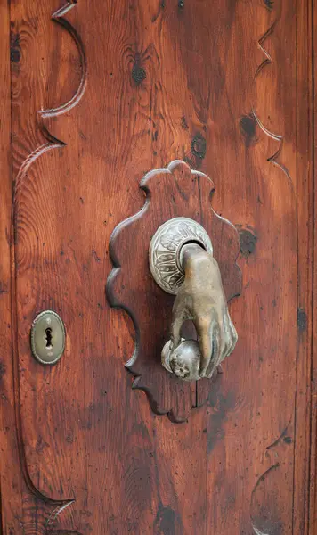 Gerçekten eşsiz bir kapı tokmağı, el şeklinde yapılmış, güzel bir ahşap kapıya monte edilmiş.