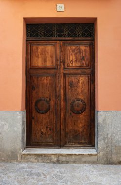 Karmaşık tasarlanmış ahşap kapı, çeşitli mimari ve seyahat temaları için mükemmel sanatsal özellikler sergiliyor.