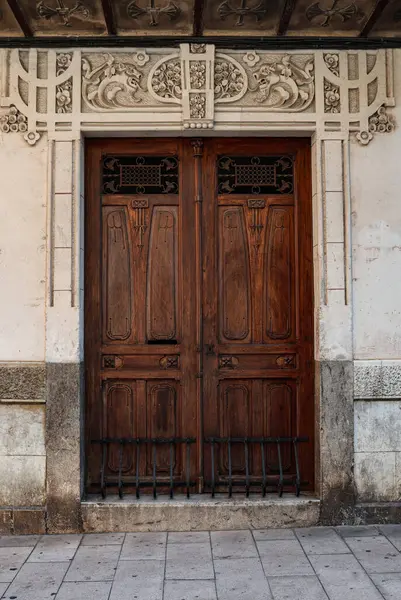 Ahşap kapılar, şehrin zengin kültür ve zanaatkarlığını somutlaştıran karmaşık tasarımlar ve tarihi cazibe içeriyor.