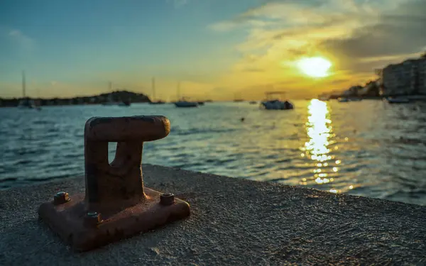 Göz kamaştırıcı marina ve bollard ile güzel ve sakin bir gün batımı.