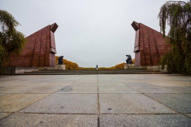 Berlin, Almanya 'daki Treptower Parkı' nda Sovyet Savaş Anıtı.