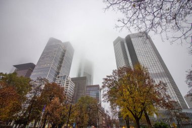 Yağmurlu ve bulutlu bir günde iş ve finans için Frankfurt gökdelen binaları