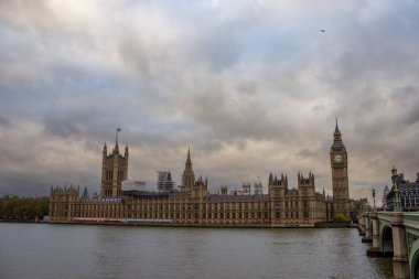 Westminster Sarayı ve Büyük Ben, Westminster 'ın Büyük Saati Thames Nehri boyunca Westminster Köprüsü, İngiltere