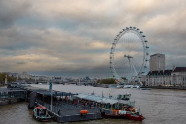 Londra Gözü ya da Milenyum Çarkı Londra, İngiltere 'de Thames Nehri' nde