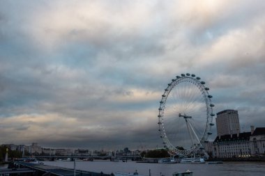 Londra Gözü ya da Milenyum Çarkı Londra, İngiltere 'de Thames Nehri' nde