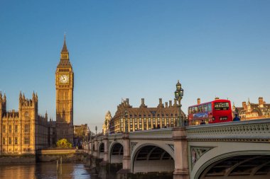 Westminster Sarayı ve Büyük Ben, Westminster 'ın Büyük Saati Thames Nehri boyunca Westminster Köprüsü, İngiltere