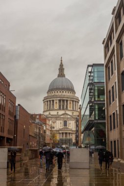 Yağmurlu bir günde St Paul Katedrali 'nde kimliği belirsiz insanlar, Londra, İngiltere' de bir Anglikan katedrali.