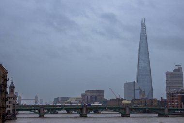 Yağmurlu bir günde Çömlek, Southwark, Londra 'da bir gökdelen.