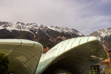 Nordkette dağlarının manzarası Hungerburg istasyonundan, Innsbruck, Avusturya 'daki füniküler demiryolu. Hungerburg şehir merkezini şehir merkezine bağlayan Funicular..