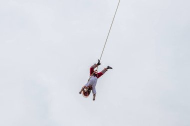 Danza de los Voladores veya Papantla broşürleri, eski bir Mezoamerikan seremonisi / ritüeli bugün hala Meksika 'da sergilenmektedir.