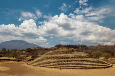 Guachimontones Piramitleri, arkeolojik alan, Teuchitlan geleneği Guadalajara, Jalisco, Meksika 'da güneşli bir günde