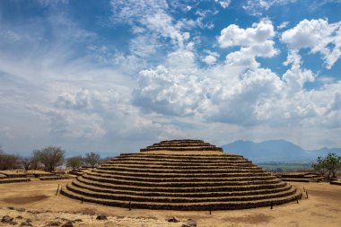 Guachimontones Piramitleri, arkeolojik alan, Teuchitlan geleneği Guadalajara, Jalisco, Meksika 'da güneşli bir günde