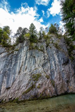 Mittenwald yakınlarındaki vahşi Leutaschklamm, Bavyera, Almanya 'daki şelaleye kadar