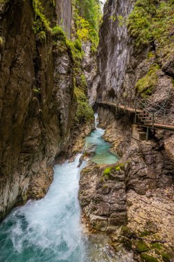 Mittenwald yakınlarındaki vahşi Leutaschklamm, Bavyera, Almanya 'daki şelaleye kadar