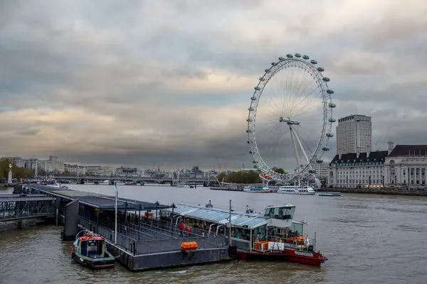 Londra Gözü ya da Milenyum Çarkı Londra, İngiltere 'de Thames Nehri' nde