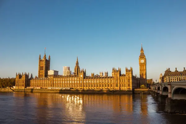 Westminster Sarayı ve Büyük Ben, Westminster 'ın Büyük Saati Thames Nehri boyunca Westminster Köprüsü, İngiltere