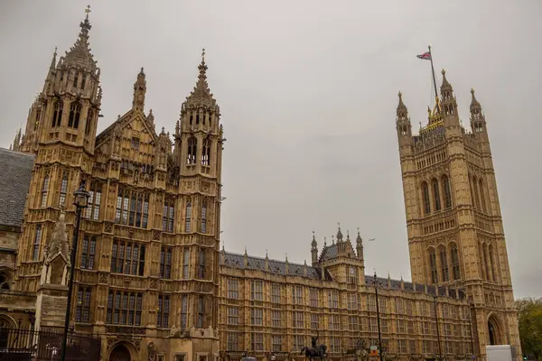 Westminster Sarayı, İngiltere 'nin orta kesimindeki Westminster şehrindeki Thames Nehri' nin kuzey kıyısında yer alır..