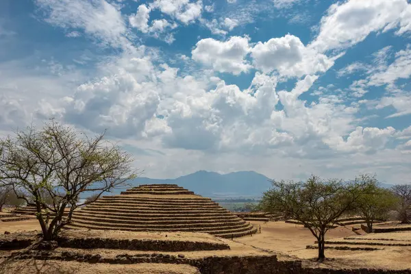Guachimontones Piramitleri, arkeolojik alan, Teuchitlan geleneği Guadalajara, Jalisco, Meksika 'da güneşli bir günde