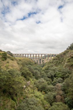 Arcos del Sitio, Meksika 'nın Tepotzotlan şehrinde bulutlu bir günde