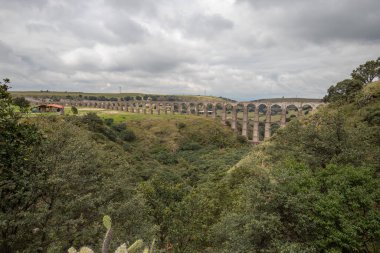 Arcos del Sitio, Meksika 'nın Tepotzotlan şehrinde bulutlu bir günde