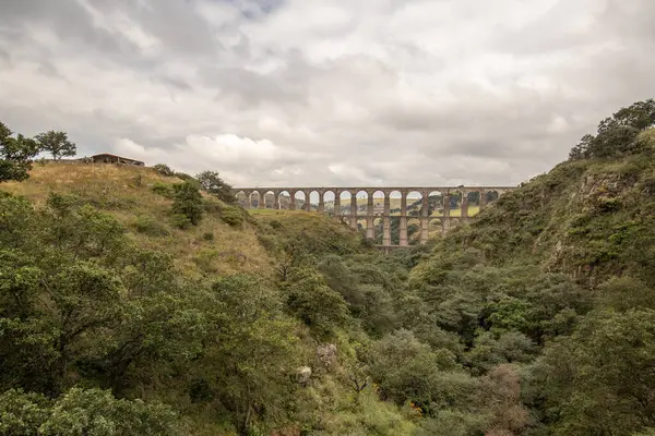 Arcos del Sitio, Meksika 'nın Tepotzotlan şehrinde bulutlu bir günde