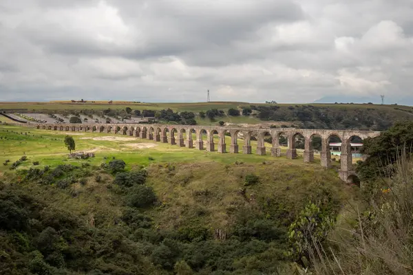 Arcos del Sitio, Meksika 'nın Tepotzotlan şehrinde bulutlu bir günde
