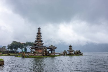 Pura Ulun Danu Bratan, Endonezya, Bali 'de bahçeleri ve tekneleri olan Hindu tapınağı..