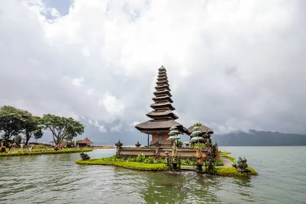 Pura Ulun Danu Bratan, Endonezya, Bali 'de bahçeleri ve tekneleri olan Hindu tapınağı..