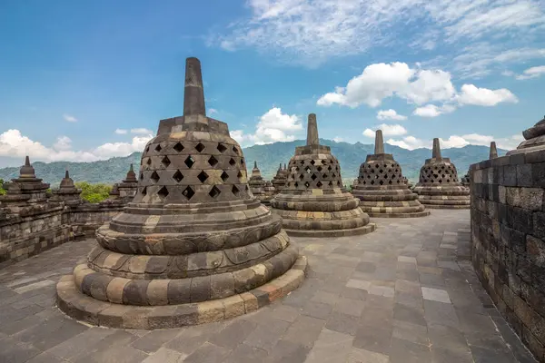 Borobudur Budist Tapınağı Yogyakarta, Java, Endonezya 'da güneşli bir günde