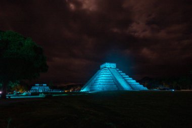 Chichen Itza arkeolojik alanı, Kukulkan Piramidi. Geceleri Yucatan, Meksika 'da ışıkları var.