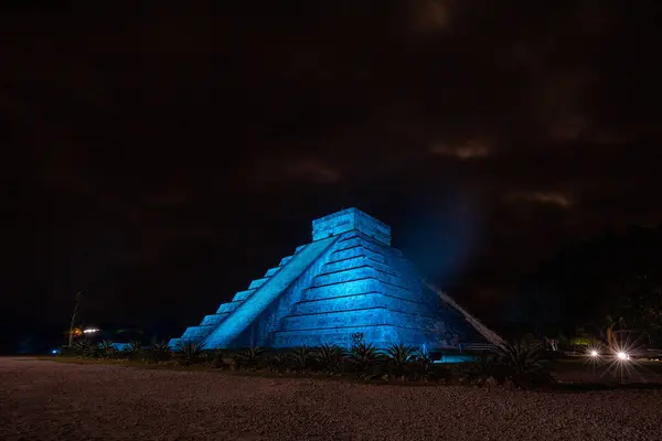 Chichen Itza arkeolojik alanı, Kukulkan Piramidi. Geceleri Yucatan, Meksika 'da ışıkları var.