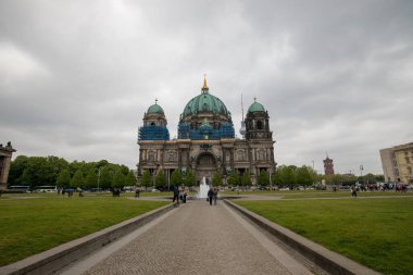 Berlin Katedrali (Berliner Dom) Spree Nehri, Berlin, Almanya 'nın yanında yağmurlu bir günde.