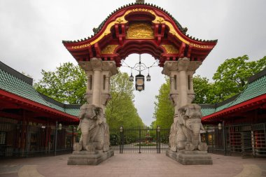 Taş filler ve Berlin Hayvanat Bahçesinin kemerli girişi, Almanya